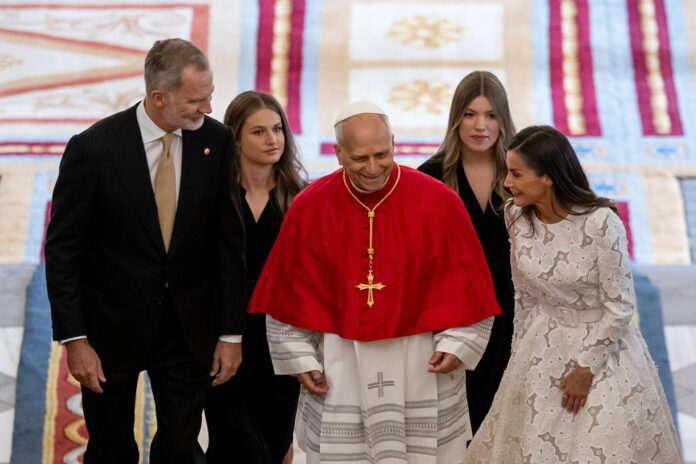MADRID, 06/06/2026.- El papa León XIV acompañado de los reyes Felipe y Letizia, la princesa Leonor y la infanta Sofía ascienden por la Escalera de Embajadores del Palacio Real, donde tiene lugar la ceremonia de bienvenida al Sumo Pontífice que inicia este sábado en la capital un viaje de seis días a España. EFE/Daniel González
