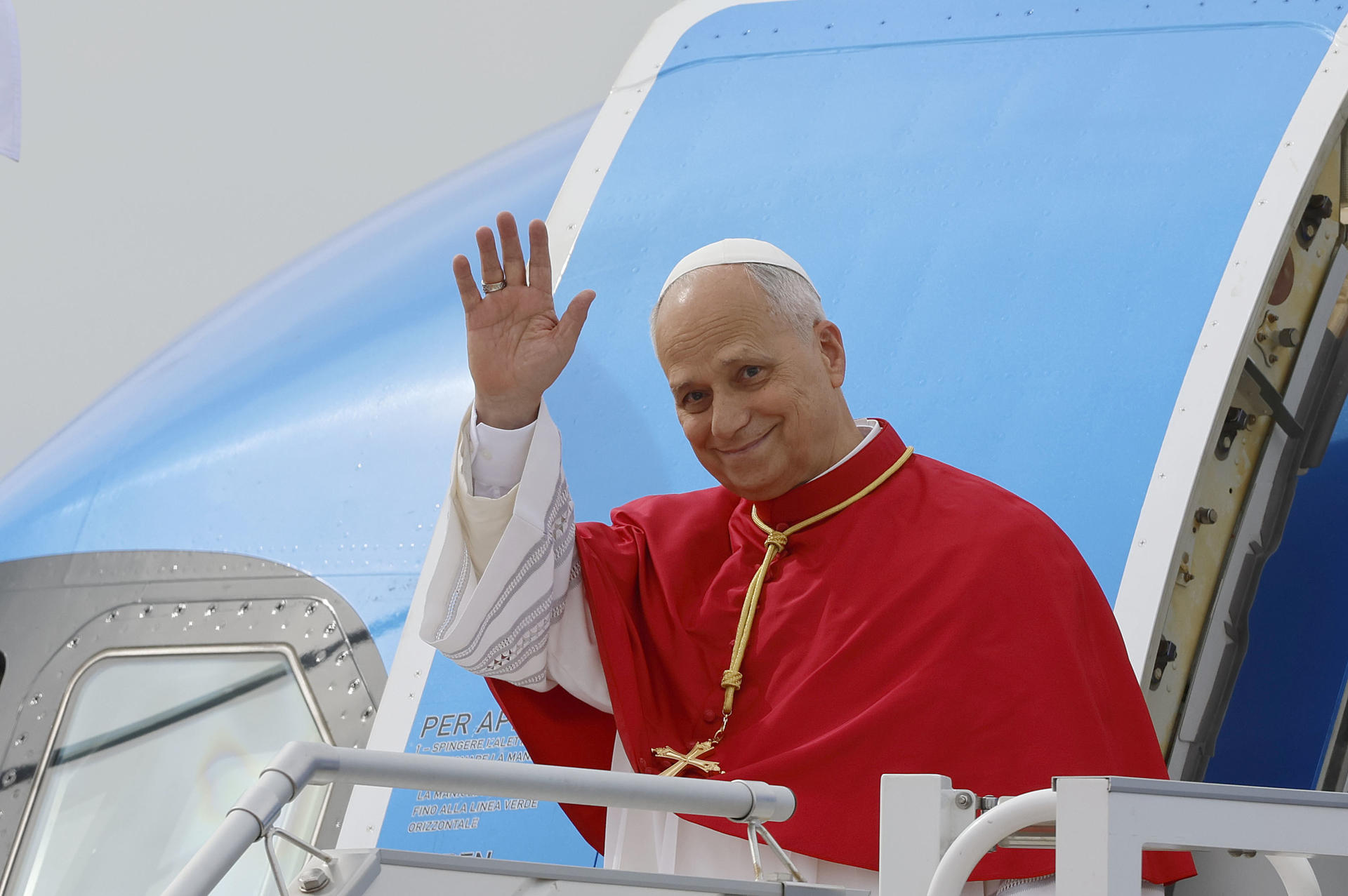 MADRID, 06/06/2026.- El papa León XIV saluda a su llegada al aeropuerto de Adolfo Suárez Madrid-Barajas, este sábado, para iniciar su primera visita apostólica a España hasta el 12 de junio que, además de la capital, también le llevará a Barcelona y a las islas Canarias. El papa León XIV inicia este sábado un viaje de seis días a España, que comenzará en Madrid con una recepción en el Palacio Real seguida de una visita por la tarde a un centro de personas sin hogar en Carabanchel y terminará por la noche en una vigilia con los jóvenes en un acto multitudinario que unirá la oración con actuaciones musicales. EFE/Mariscal
