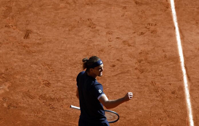 El tenista alemán Alexander Zverev, al término de su partido de semifinales de Roland Garros este viernes. EFE/ YOAN VALAT
