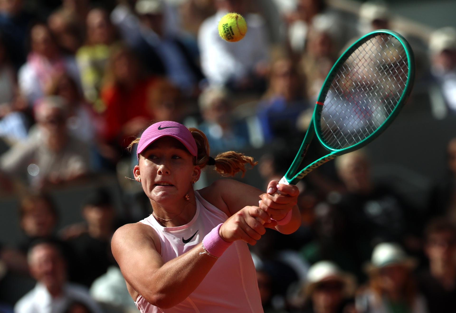 La rusa Mirra Andreeva (i)n posa junto a su entrenadora, la española Conchita Martínez, tras ganar la final de Roland Garros. EFE/EPA/TERESA SUAREZ
