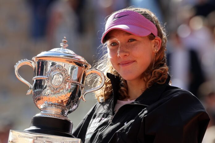 La rusa Mirra Andreeva, de 19 años, conquistó en Roland Garros su primer título de Grand Slam, al imponerse a la polaca Maja Chwalinska, procedente de la fase previa, 6-3 y 6-2 en 1 hora y 22 minutos. EFE/EPA/MOHAMMED BADRA
