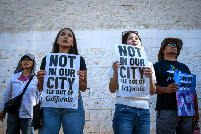 Fotografía de archivo del 10 de julio de 2025 donde aparecen personas sosteniendo carteles que piden la retirada del Servicio de Inmigración y Control de Aduanas (ICE) de California, durante una protesta en Los Ángeles (Estados Unidos). EFE/ David Toro
