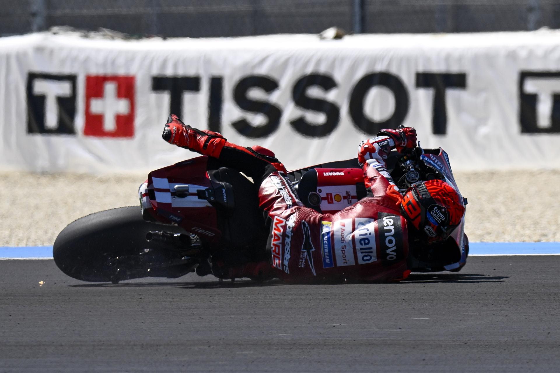 El piloto español Marc Márquez, del Ducati Lenovo Team, sufre una caída durante la sesión de clasificación de MotoGP del Gran Premio de Hungría de Motociclismo, celebrado en el circuito de Balaton Park. EFE/EPA/Boglarka Bodnar HUNGARY OUT
