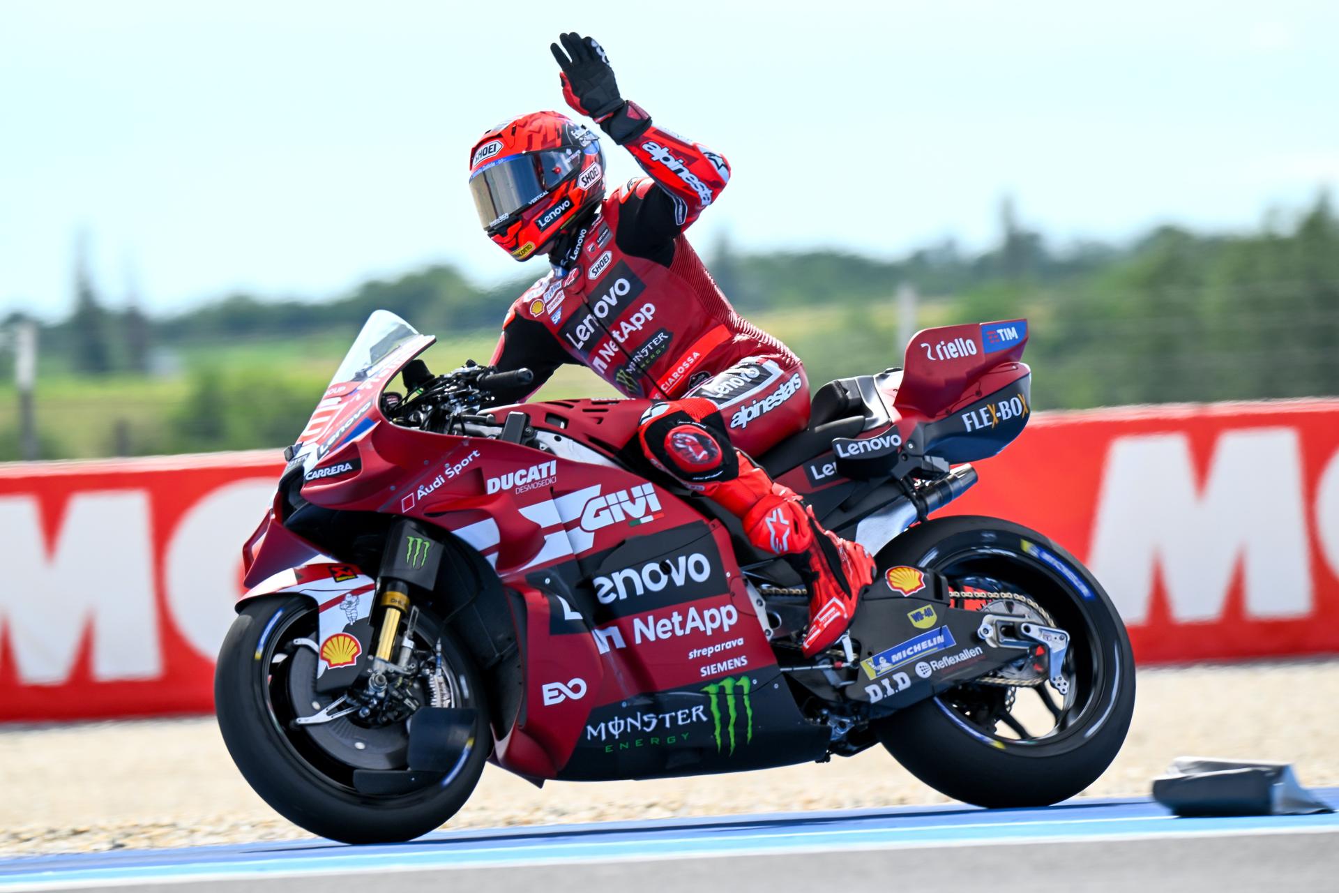El piloto español de Ducati Lenovo, Marc Márquez, celebra su victoria en la carrera sprint de MotoGP en el Gran Premio de Hungría de Motociclismo, celebrado en el circuito de Balaton Park. EFE/EPA/ZSOLT CZEGLEDI
