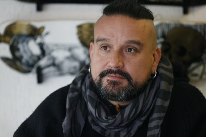 Fotografía del 20 de mayo de 2026 del artista urbano chileno Sebastián E. conocido como 'Rata Virus' hablando durante una entrevista con EFE en Santiago (Chile). EFE/ Elvis González
