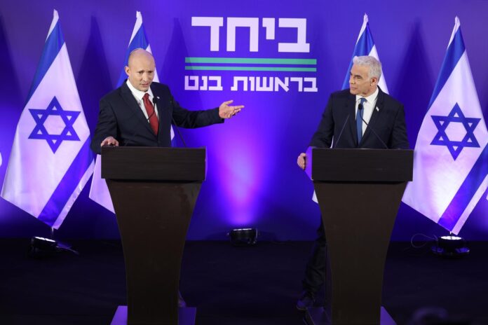 Herzliya (Israel).- El ex primer ministro Naftali Bennett -que en el pasado pactó con Netanyahu-, el líder opositor Yair Lapid -que impulsa junto a Bennett la formación Beyachad (Juntos, en hebreo) en una conferencia de prensa el pasado mes de abril. EFE/EPA/ABIR SULTAN
