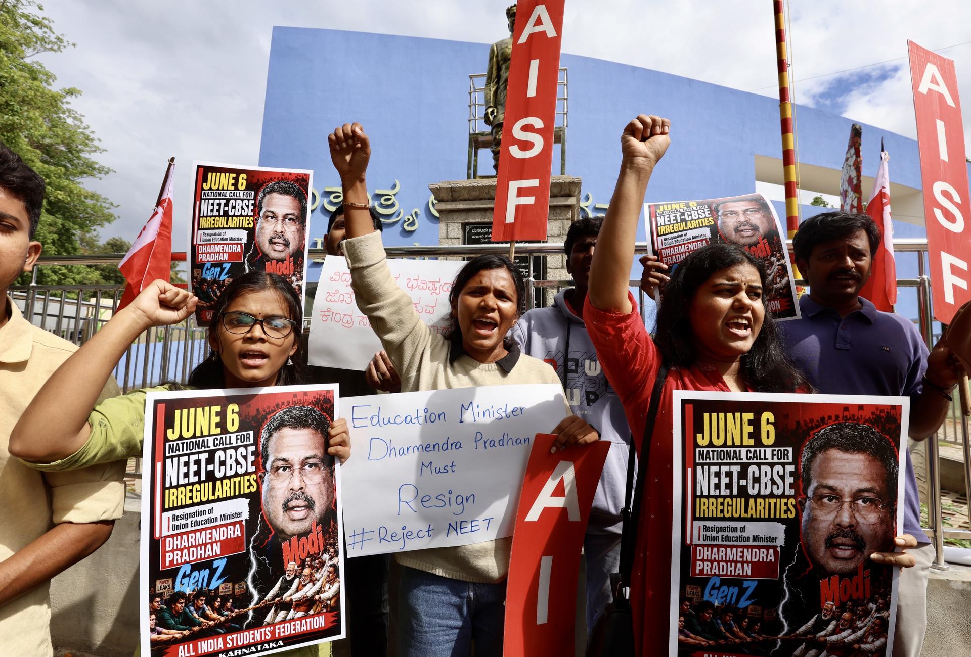 Estudiantes universitarios protestan en Bangalore (India) contra la filtración de exámenes universitarios, por la que piden la dimisión del ministro de Educación. EFE/EPA/JAGADEESH NV
