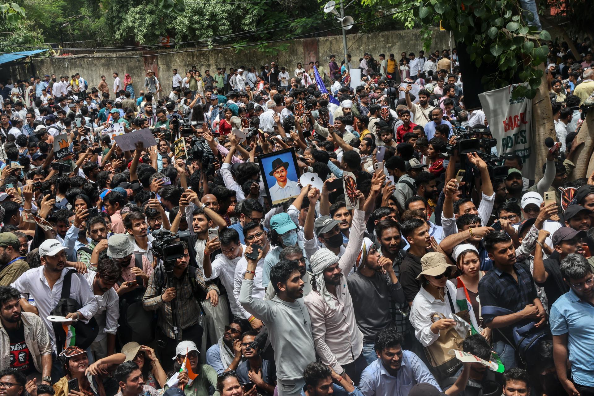 Simpatizantes de la formación satírica Partido del Pueblo de las Cucarachas (CJP) se manifiestan en Nueva Delhi para pedir la dimisión del ministro de Educación por el escándalo de la filtración de exámenes universitarios. EFE/EPA/RAJAT GUPTA
