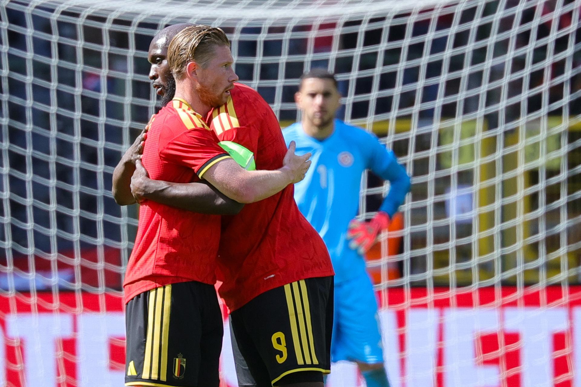 Kevin De Bruyne se abraza a Lulaku. EFE/EPA/OLIVIER MATTHYS
