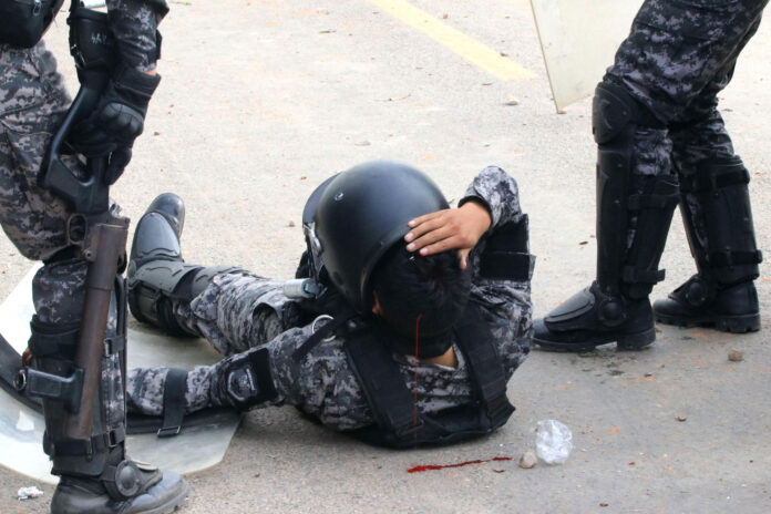 Un integrantes de la Policía de Bolivia es herido durante un enfrentamiento con manifestantes este sábado, en San Julian (Bolivia). EFE/Juan Carlos Torrejón
