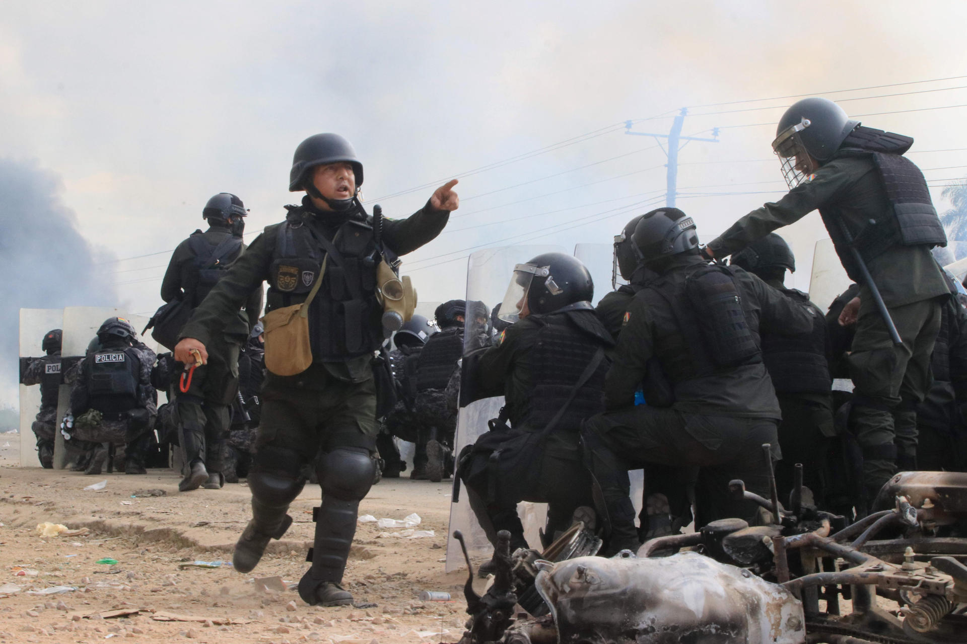 Integrantes de la Policía de Bolivia se enfrentan con manifestantes este sábado, durante el desbloqueo de una vía en San Julian (Bolivia). EFE/Juan Carlos Torrejón
