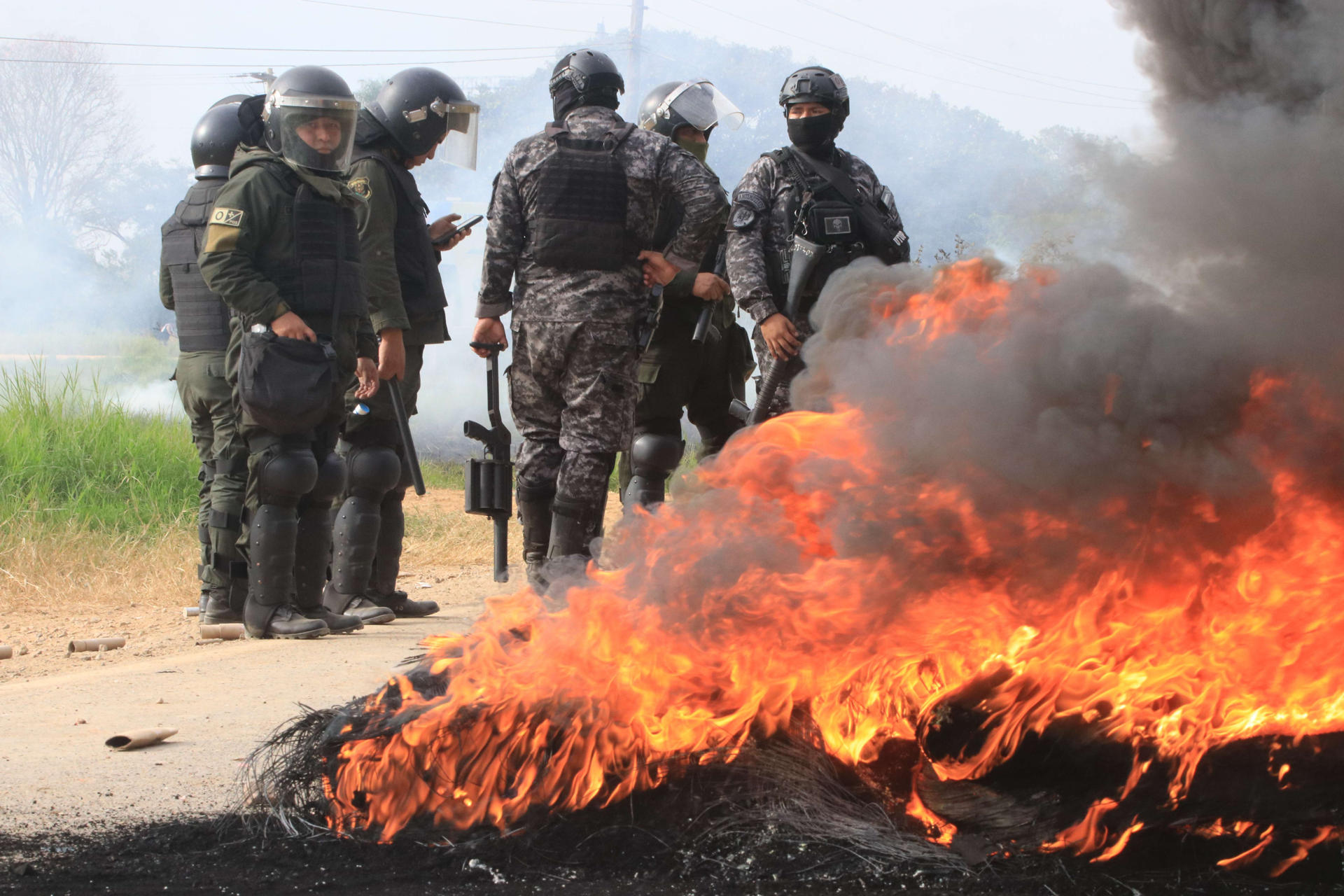 Integrantes de la Policía de Bolivia custodian una carretera durante un enfrentamiento con manifestantes este sábado, en San Julian (Bolivia). EFE/Juan Carlos Torrejón
