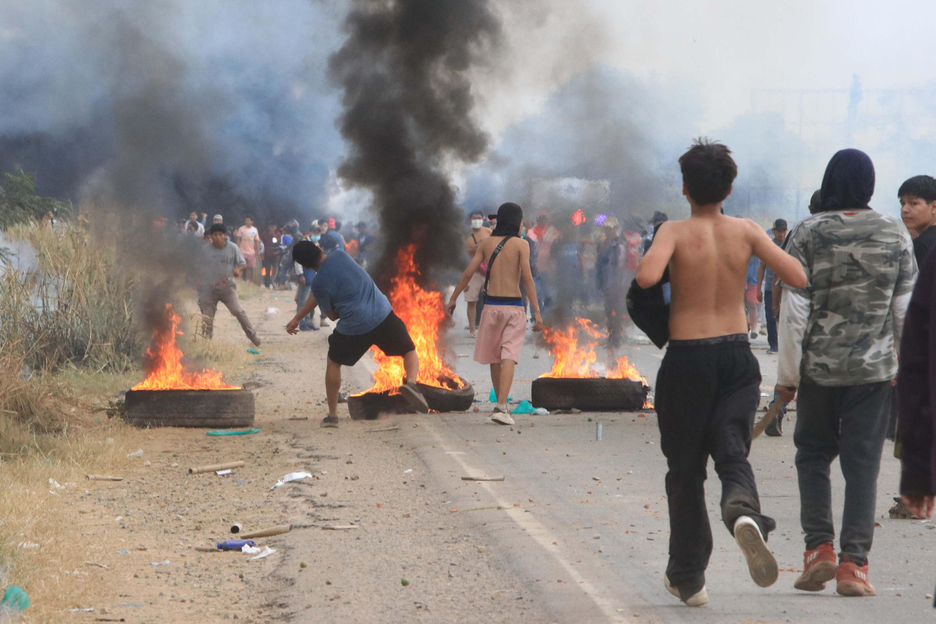 Manifestantes se enfrentan con la Policía de Bolivia y civiles este sábado, durante el desbloqueo de una vía en San Julian (Bolivia). EFE/Juan Carlos Torrejón
