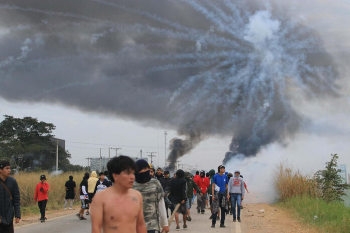 Manifestantes se enfrentan con la Policía de Bolivia este sábado, durante el desbloqueo de una vía en San Julian (Bolivia). EFE/Juan Carlos Torrejón
