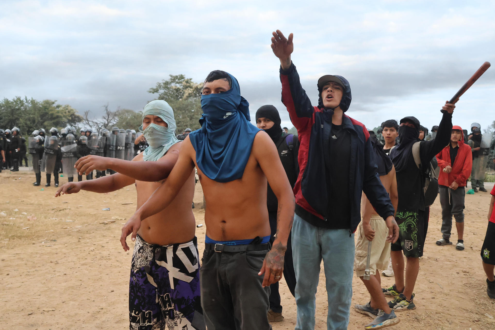 Manifestantes reaccionan en un enfrentamiento con la Policía de Bolivia este sábado, durante el desbloqueo de una vía en San Julian (Bolivia). EFE/Juan Carlos Torrejón
