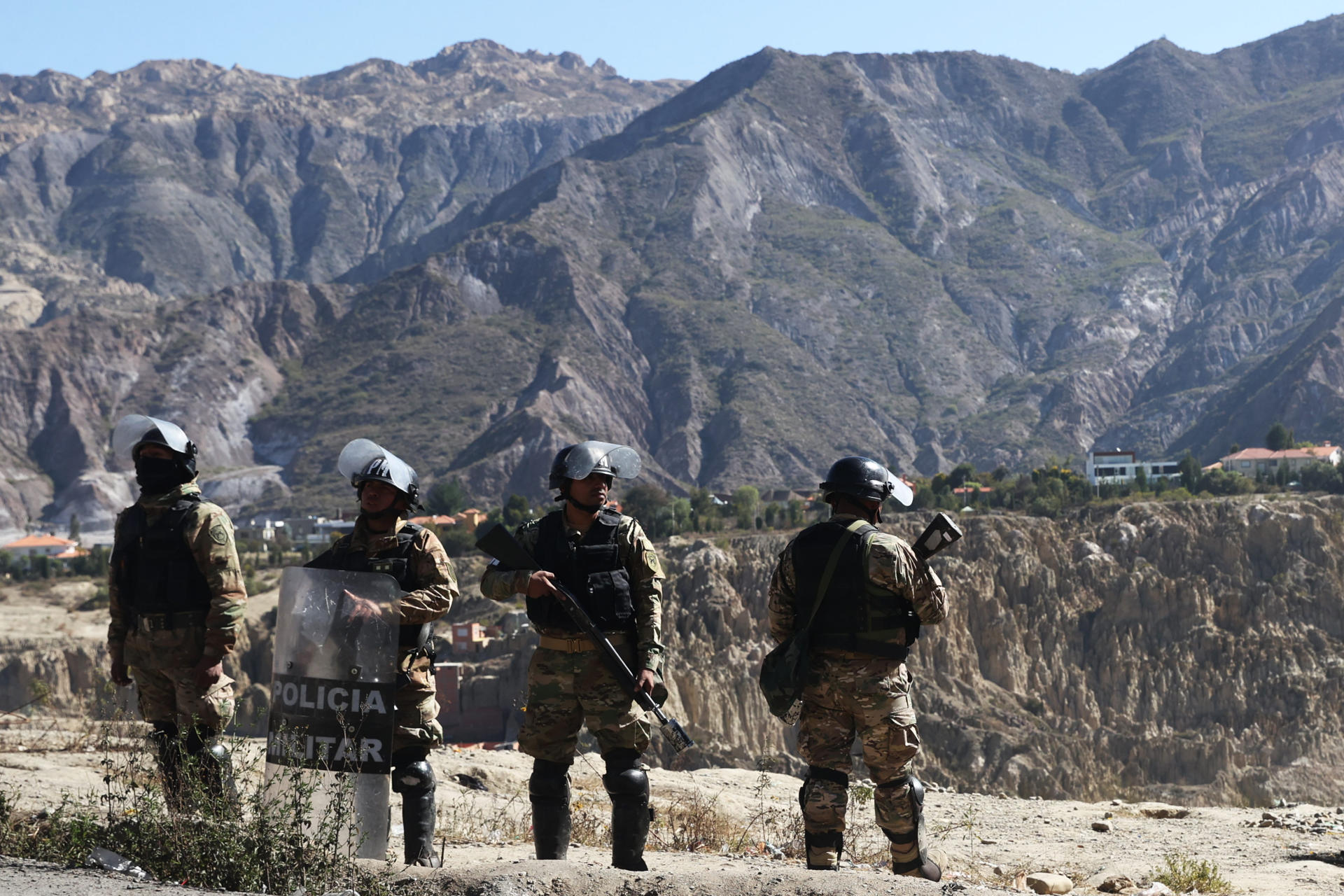 Integrantes de las Fuerzas Militares de Bolivia custodian una vía este viernes, en el municipio de Carreras (Bolivia). EFE/ Luis Gandarillas
