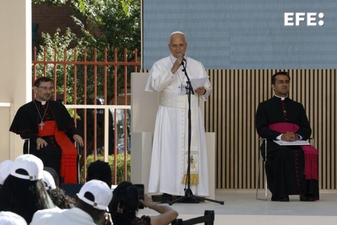 El papa León XIV durante su intervención en su visita este sábado al centro 