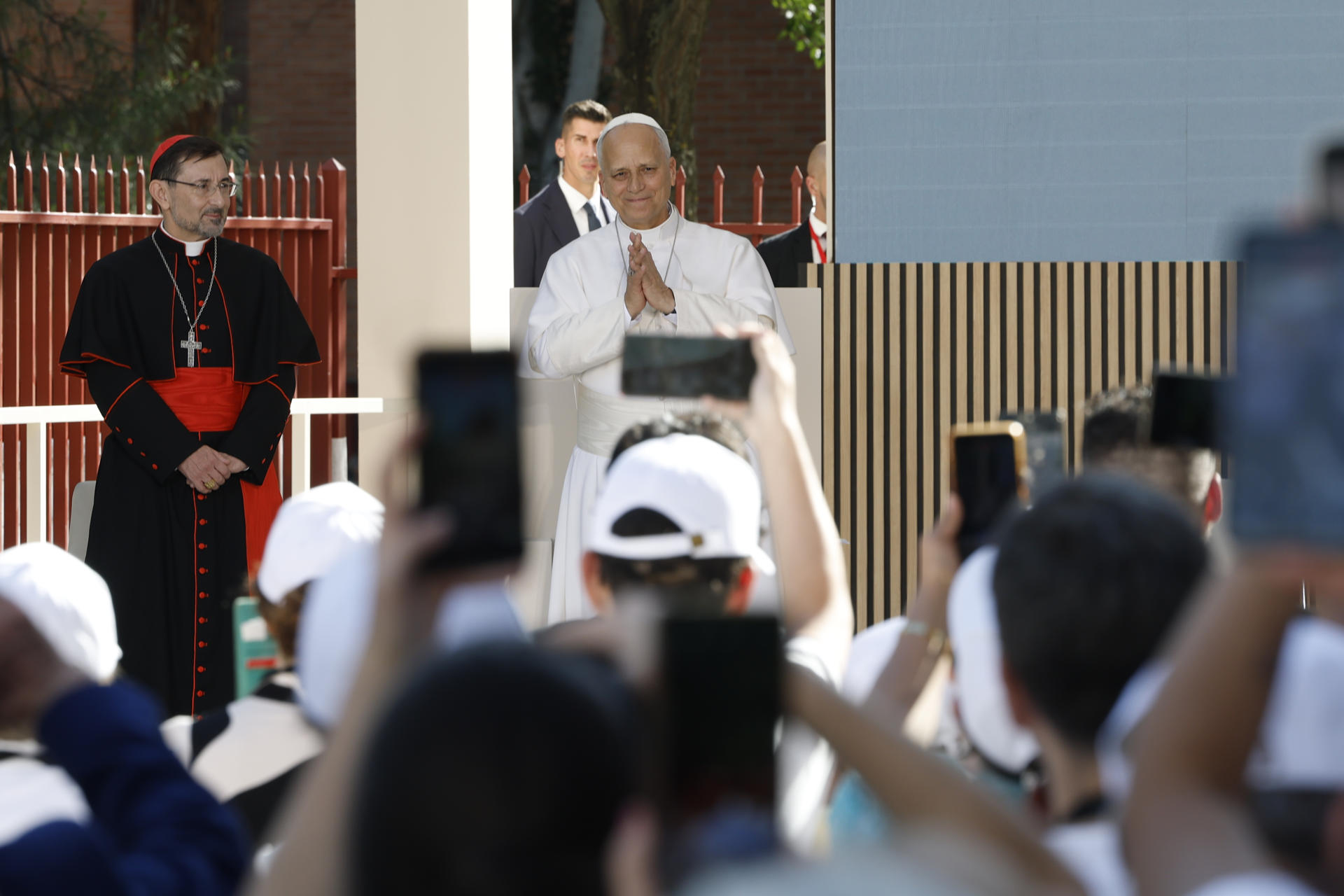 El papa León XIV acompañado por el arzobispo de Madrid, el cardenal, José Cobo Cano (i), en su visita este sábado al centro "CEDIA 24 Horas" de Cáritas Madrid. EFE/ J.J. Guillén POOL