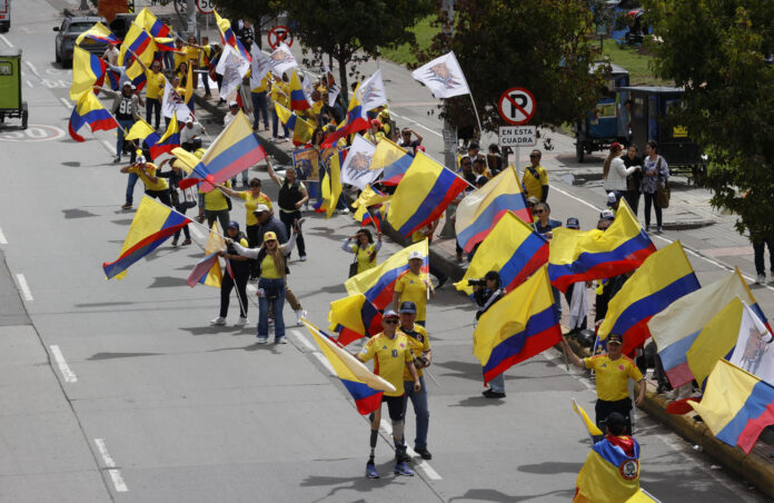 Simpatizantes del candidato a la Presidencia de Colombia por el partido Defensores de la Patria, Abelardo de la Espriella, participan en una concentración este sábado, en Bogotá (Colombia). EFE/ Mauricio Dueñas Castañeda
