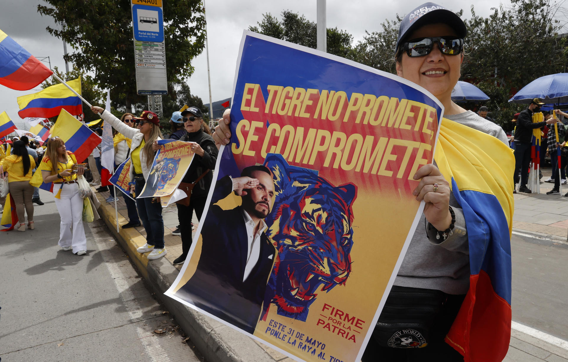 Una simpatizante del candidato a la Presidencia de Colombia por el partido Defensores de la Patria, Abelardo de la Espriella, sostiene un cartel durante una concentración, en Bogotá (Colombia). EFE/ Mauricio Dueñas Castañeda