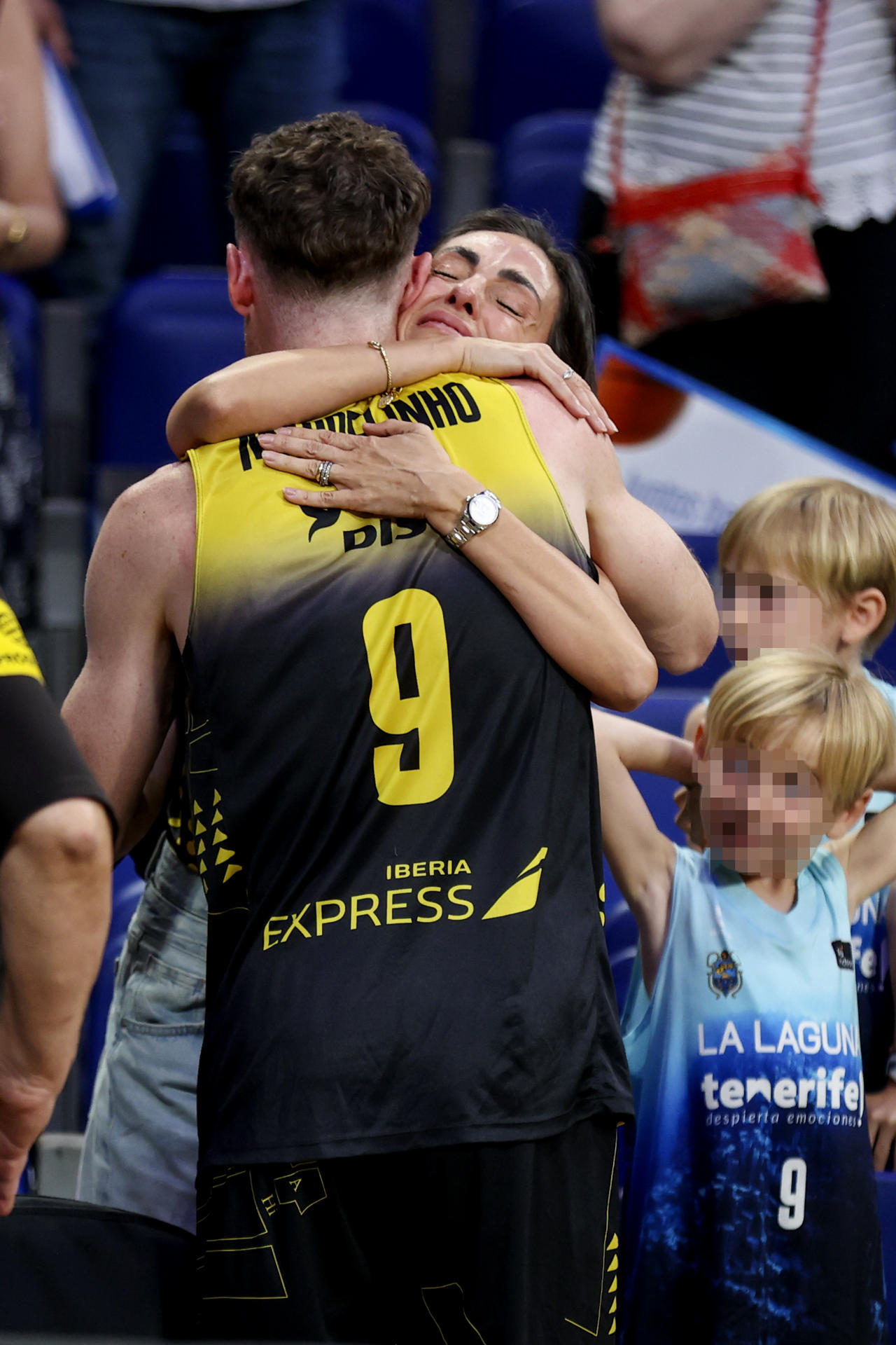 El base brasileño de La Laguna Tenerife Marcelinho Huertas (de espaldas) celebra la victoria al finalizar el tercer encuentro entre Real Madrid y La Laguna Tenerife correspondiente a los cuartos de final de la Liga Endesa, este sábado en Madrid. EFE/ Víctor Lerena
