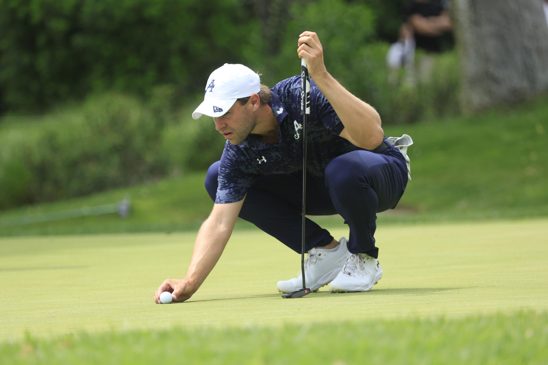 El goslfista Thomas Detry -8 coloca su bola en el green del hoyo 10 durante la tercera jornada del LIV Golf Andalucía. EFE/ A.Carrasco Ragel
