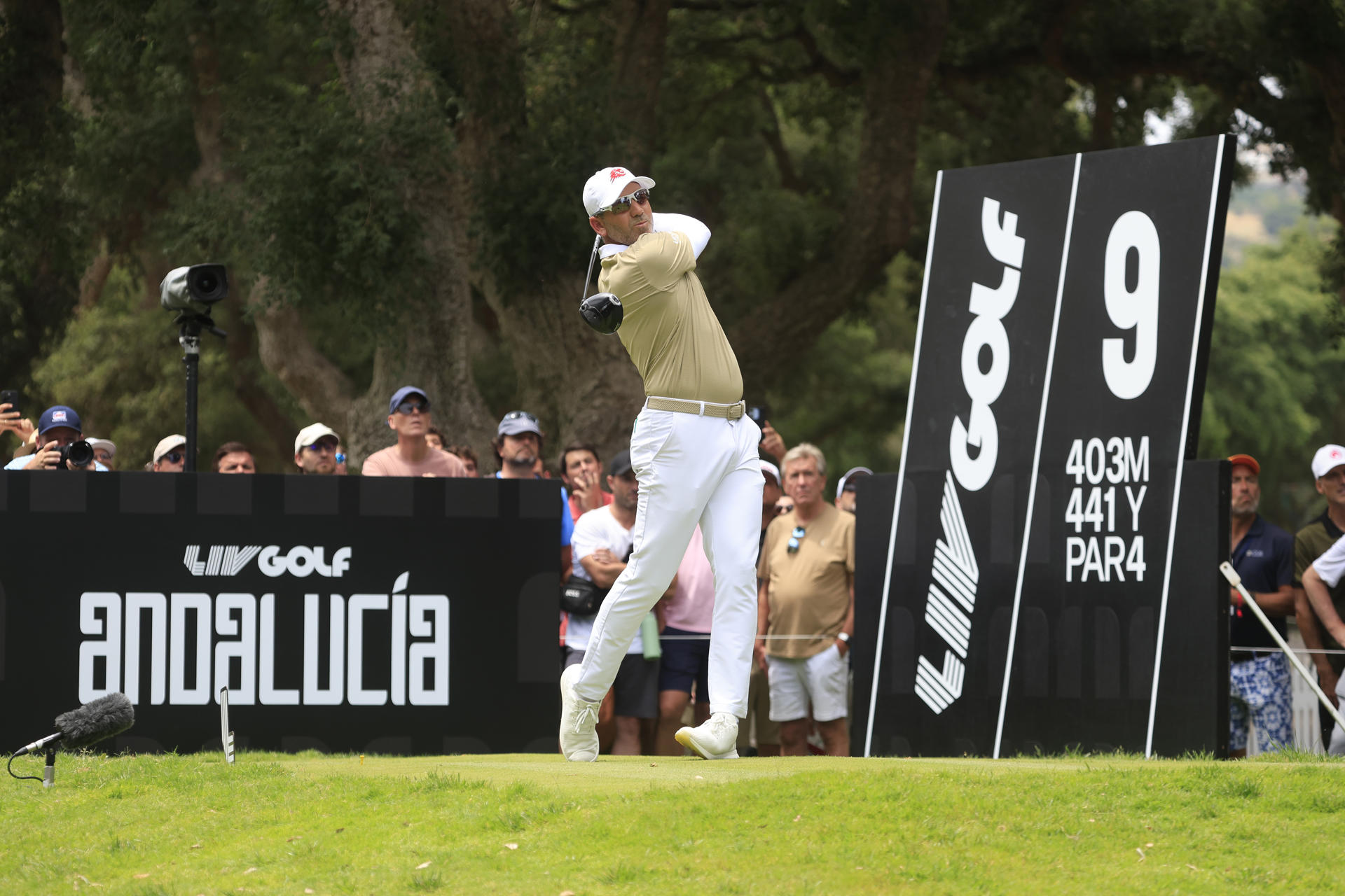 El goslfista español Sergio García lanzando su bola en la salida del hoyo 9, en la tercera jornada del LIV Golf Andalucía. EFE/ A.Carrasco Ragel
