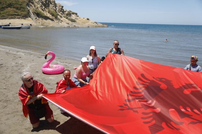 VLORA (Albania), 06/06/2026.- El flamenco rosa es el símbolo de una inédita revuelta ciudadana en Albania contra dos megaproyectos turísticos ligados a la familia Trump, que miles de manifestantes consideran una amenaza para el medioambiente y un reflejo de los excesos del Gobierno.
 EFE/EPA/MALTON DIBRA
