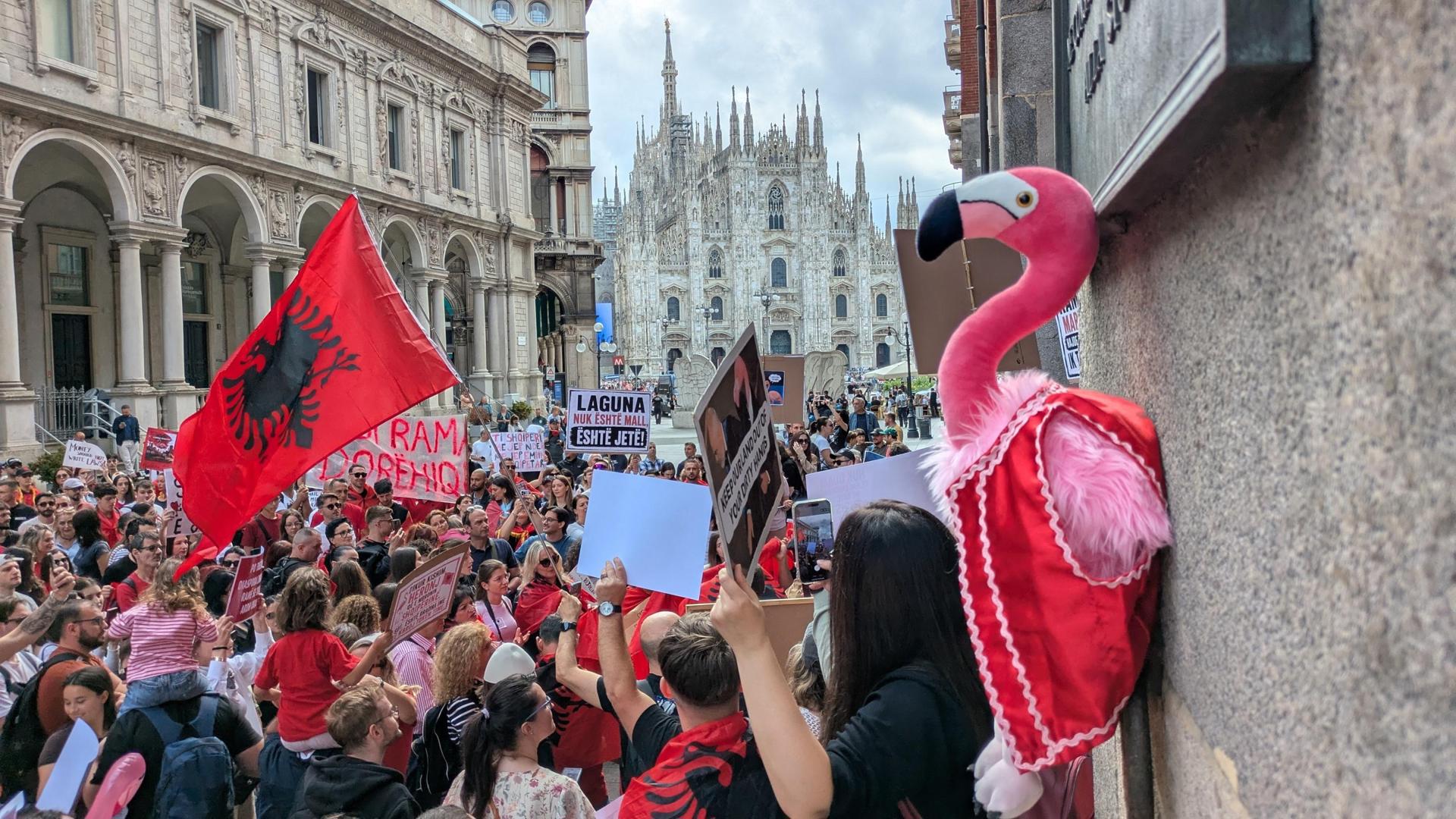 MILAN (Italy), 06/06/2026.- Miembros de la comunidad albana en Italia protestan contra dos megaproyectos turísticos ligados a la familia Trump, que miles de manifestantes consideran una amenaza para el medioambiente y un reflejo de los excesos del Gobierno. EFE/EPA/PAOLO SALMOIRAGO
