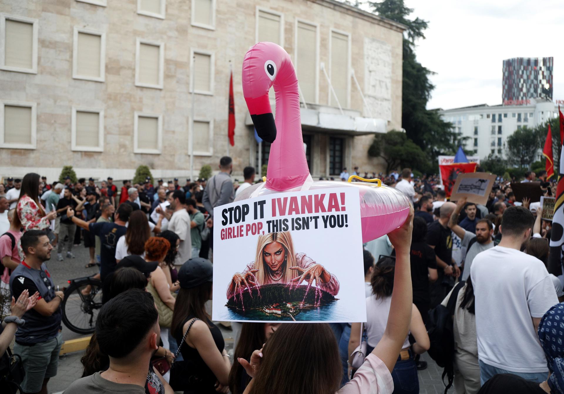 TIRANA (ALBANIA), 03/06/2026.- Protestas contra dos megaproyectos turísticos ligados a la familia Trump, que miles de manifestantes consideran una amenaza para el medioambiente y un reflejo de los excesos del Gobierno.
