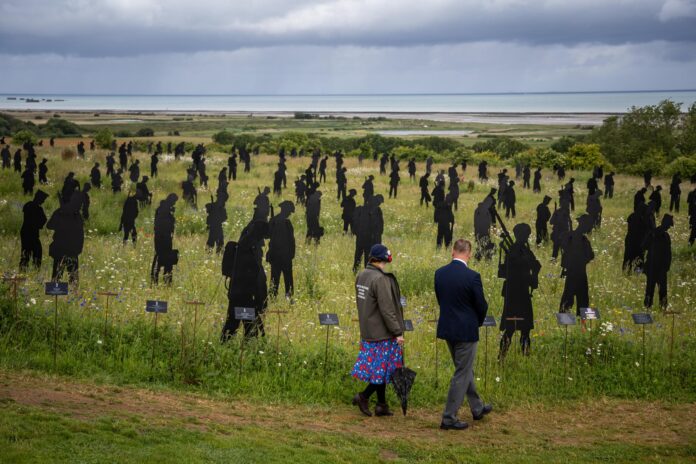 VER SUR MER (France), 06/06/2026.- Figuras de metal que recuerdan a los soldados fallecidos en el Desembarco de Normandía. EFE/EPA/CHRISTOPHE PETIT TESSON
