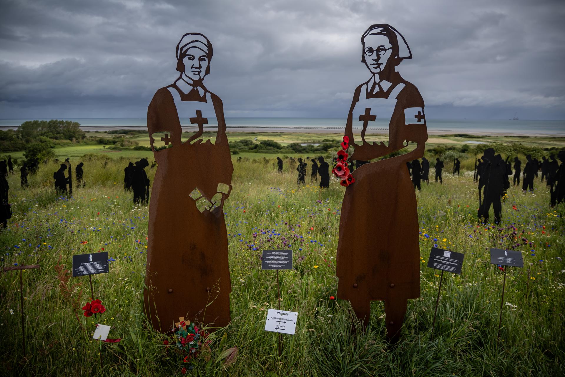 VER SUR MER (Francia), 06/06/2026.- Figuras de metal que recuedan a los fallecidos en el Desembarco de Normandía. EFE/EPA/CHRISTOPHE PETIT TESSON
