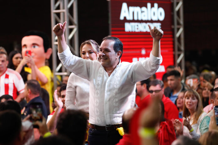 El precandidato a la intendencia de Asunción, Arnaldo Samaniego (c), reacciona durante un evento de campaña este martes, en Asunción (Paraguay). EFE/ Juan Pablo Pino
