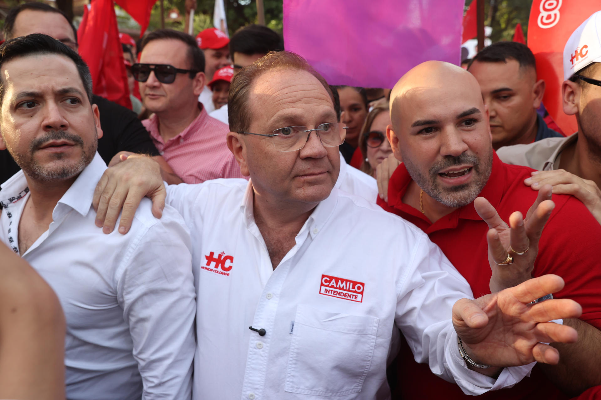 El precandidato a la intendencia de Asunción por el movimiento Honor Colorado, Camilo Pérez (c), reacciona durante un evento de campaña este martes, en Asunción (Paraguay). EFE/ Juan Pablo Pino
