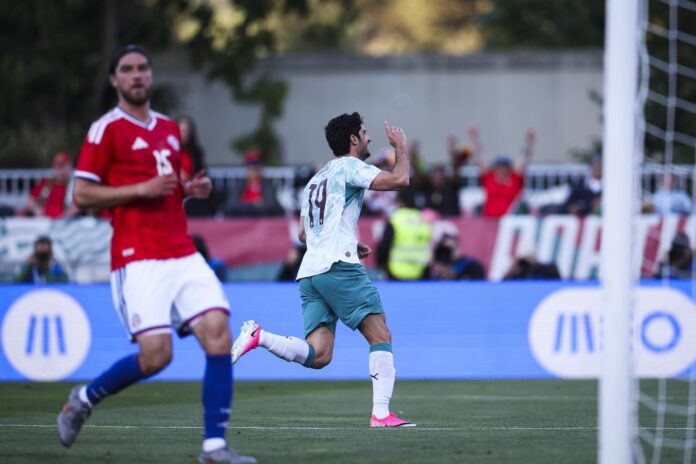 El portugués Gonçalo Guedes celebra tras marcar un gol durante el partido amistoso internacional de fútbol entre Portugal y Chile, celebrado en el Estadio Nacional de Oeiras. EFE/EPA/JOSE SENA GOULAO
