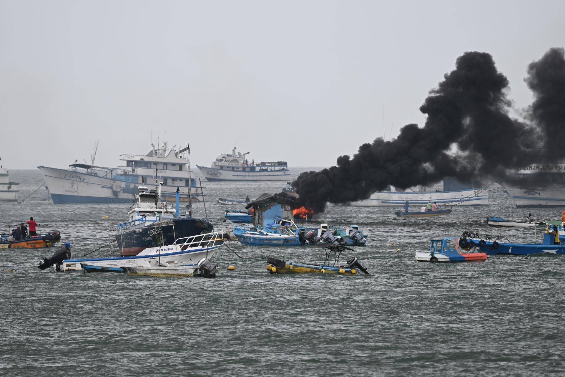Fotografía de una embarcación incendiándose este 6 de junio de 2026, en el puerto de Manta (Ecuador). EFE/ Ariel Ochoa