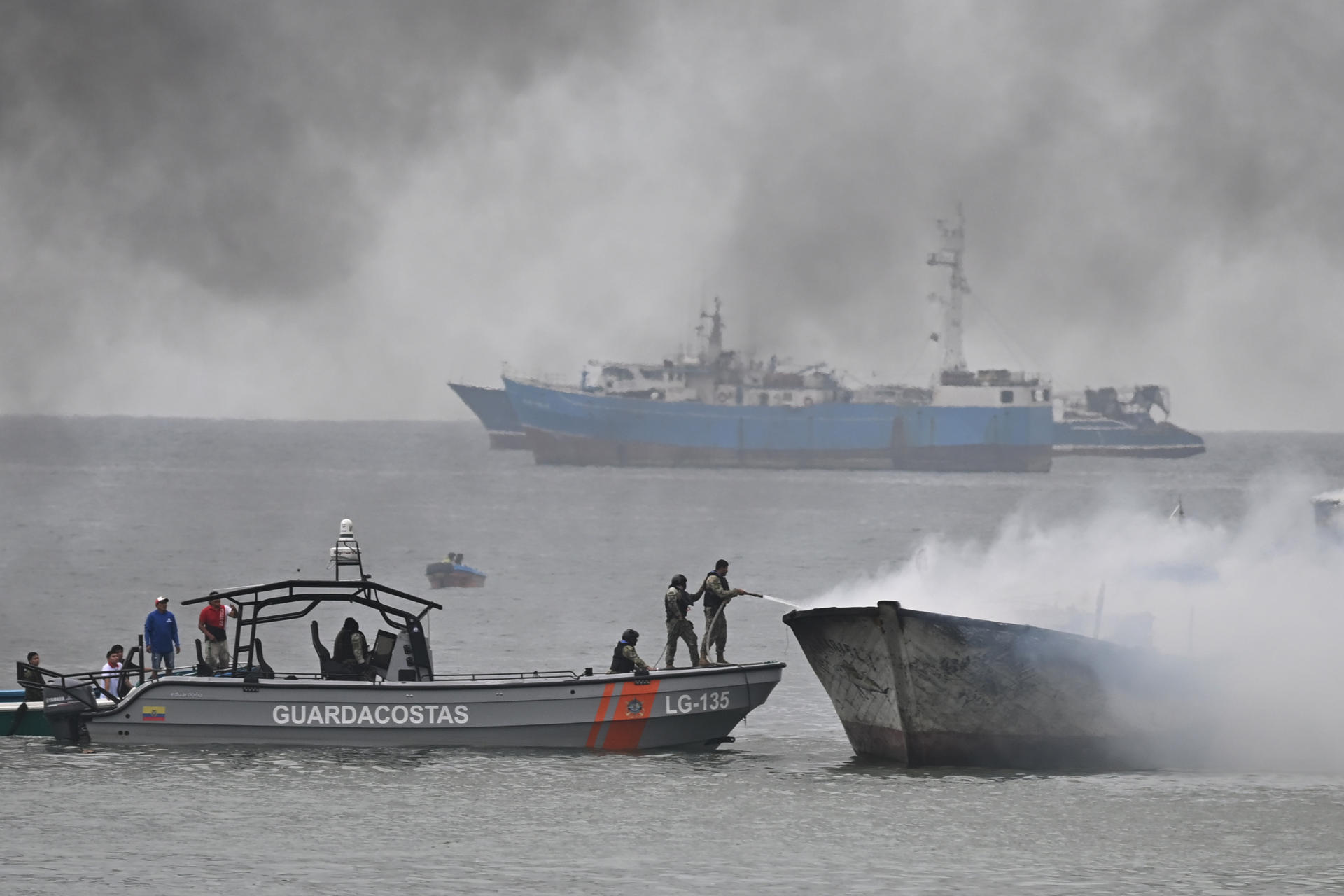Guardacostas controlan un incendio en una embarcación este 6 de junio de 2026, en el puerto de Manta (Ecuador). EFE/ Ariel Ochoa