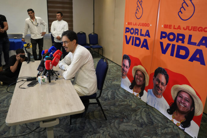 El candidato a la Presidencia de Colombia por el partido Pacto Histórico, Iván Cepeda, habla en una rueda de prensa, este 6 de junio de 2026, en Cali (Colombia). EFE/ Ernesto Guzmán
