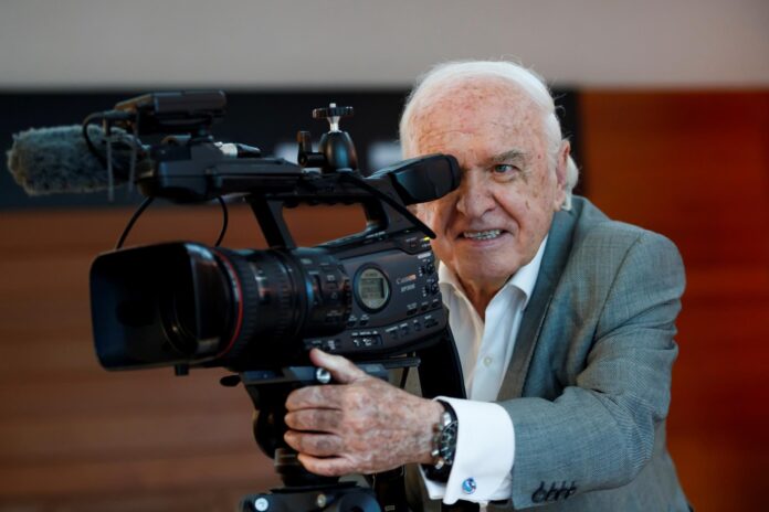 Fotografía de archivo que muestra al documentalista Demetrio Bilbatúa. EFE/José Méndez
