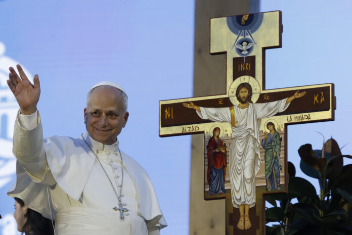 El papa León XIV preside una Vigilia de Oración con jóvenes en la madrileña Plaza de Lima, este sábado, primero de los seis días que componen su visita oficial a España. EFE/ J.J.Guillen POOL
