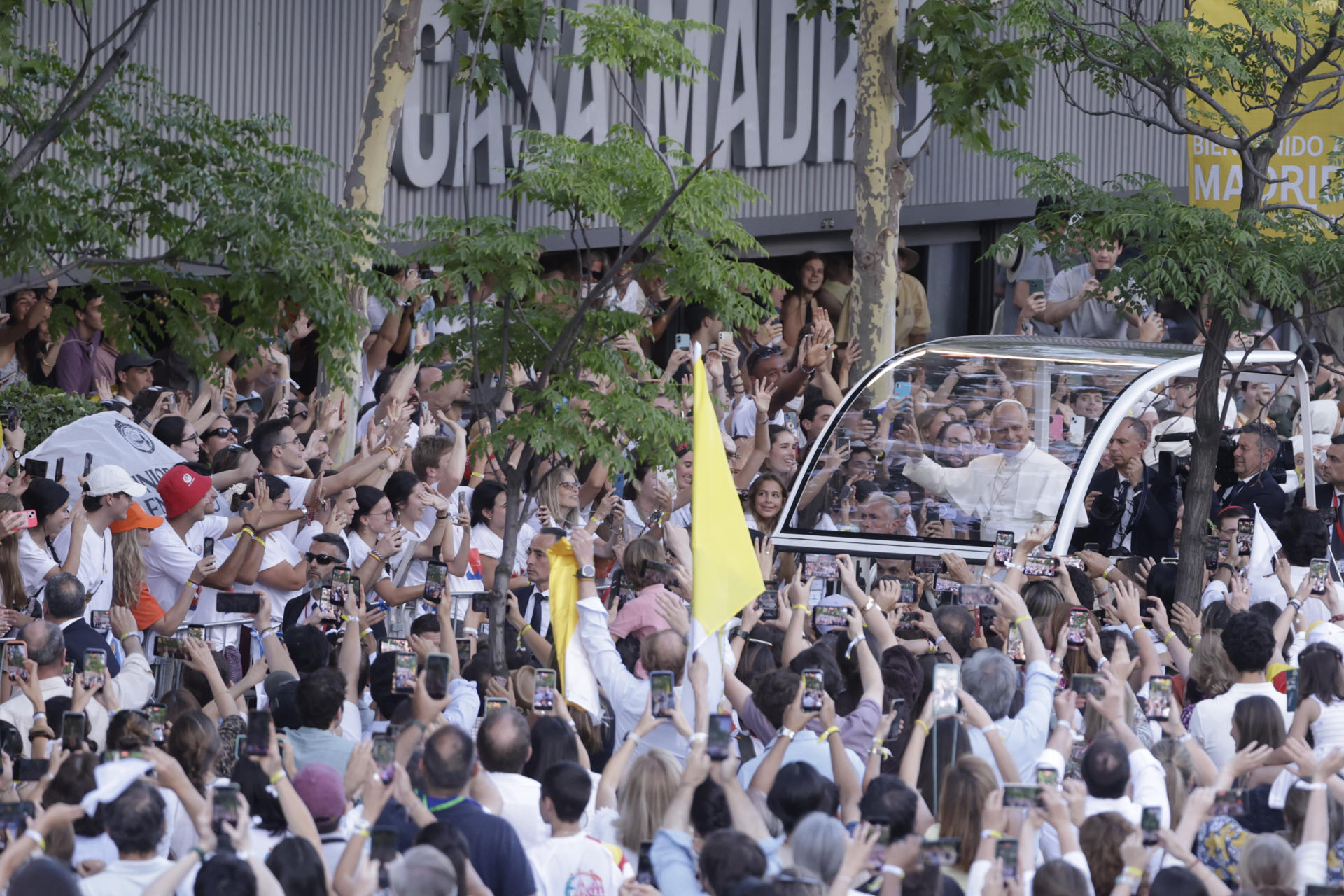 El papa León XIV saluda a los fieles a su llegada a la Plaza de Lima donde presidirá una Vigilia de Oración con jóvenes, este sábado, primero de los seis días que componen su visita oficial a España. EFE/JuanJo Martín