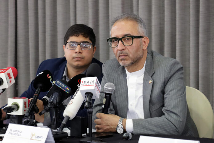 El embajador de Irán en México, Albolfazl Pasandideh (d) participa durante una conferencia de prensa este sábado en la ciudad de Tijuana (México). EFE/Joebeth Terríquez
