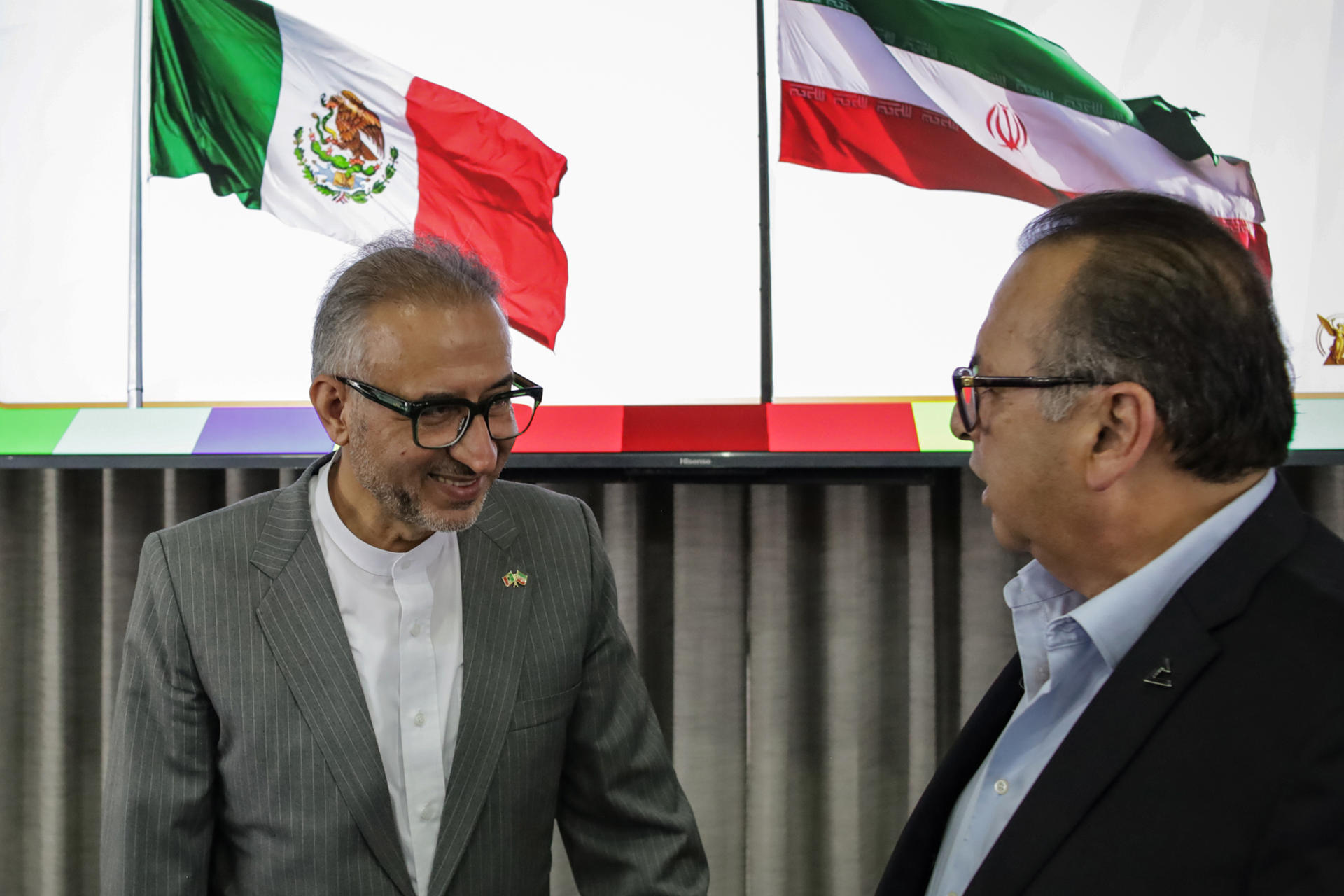 El embajador de Irán en México, Albolfazl Pasandideh (i) presente en una conferencia de prensa este sábado en la ciudad de Tijuana (México). EFE/Joebeth Terríquez
