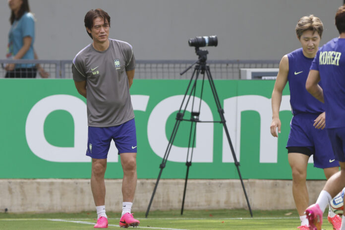 El seleccionador de Corea del Sur, Hong Myung-bo (i), admitió este sábado que el calor d la ciudad mexicana de Guadalajara será un desafío para sus pupilos en el Mundial. EFE/ Francisco Guasco
