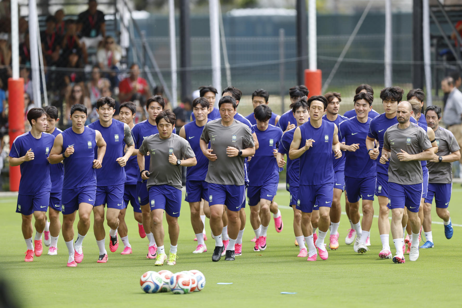 Jugadores de la selección de Corea del Sur cumplieron este sábado su primer entrenamiento en Guadalajara para el Mundial. EFE/ Francisco Guasco
