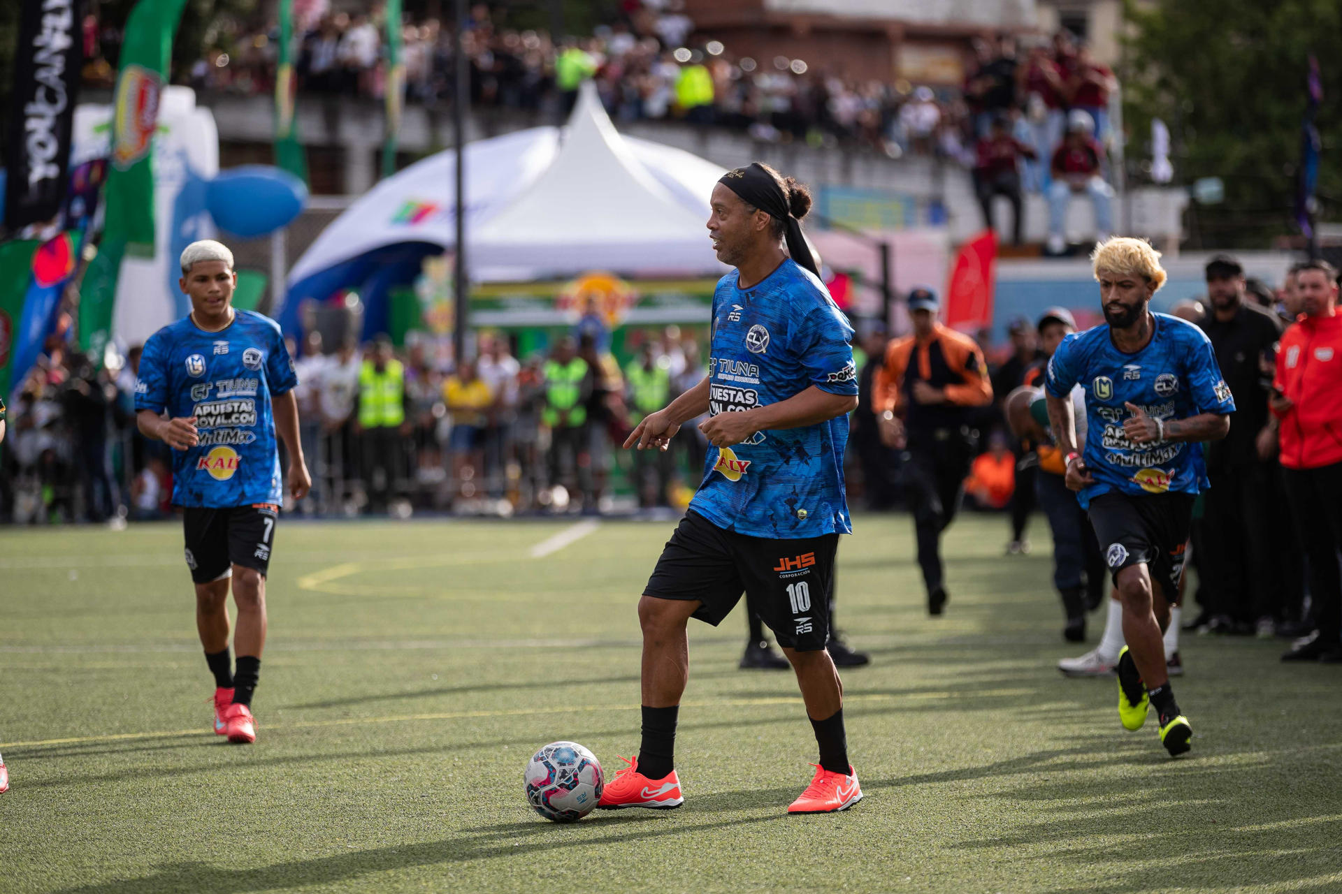 El exfutbolista brasileño Ronaldinho domina la pelota este sábado en un partido de exhibición en Petare, la barriada más grande de Venezuela, como parte de la Liga Monumental. EFE/ Ronald Peña
