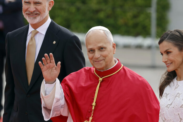 El papa, junto a los reyes Felipe y Letizia a su llegada al aeropuerto de Adolfo Suárez Madrid-Barajas, este sábado. EFE/Mariscal
