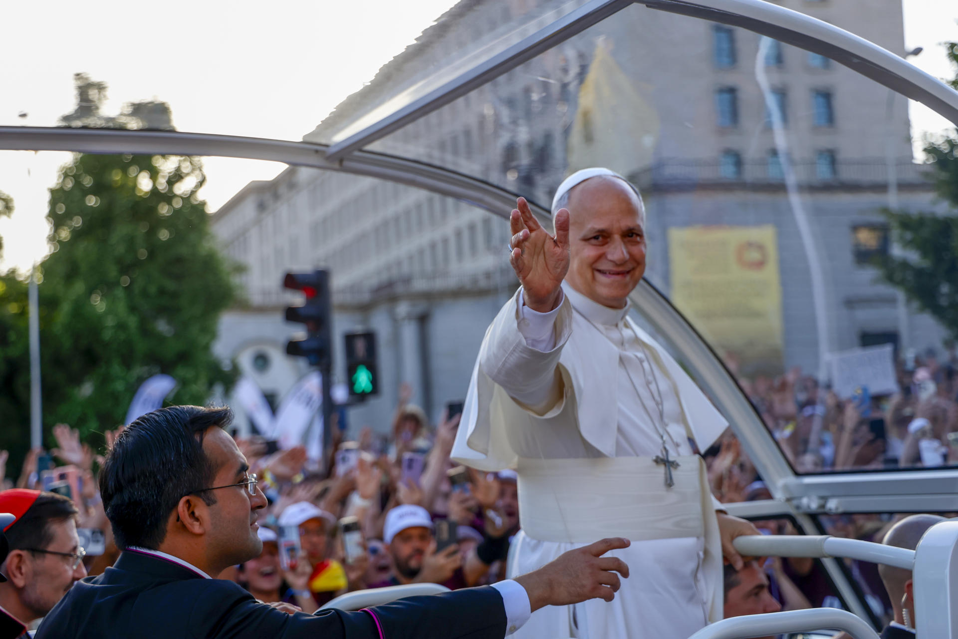 El papa León XIV saluda a los fieles durante su recorrido por Madrid en el papamóvil. EFE/María Aguilella Pardo
