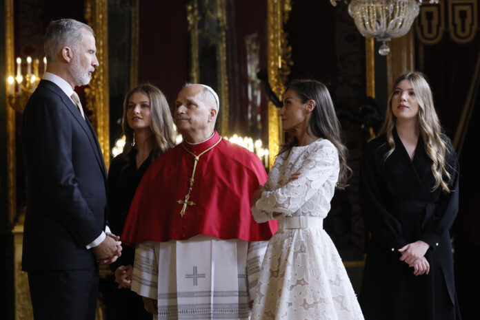 El papa León XIV charla con los reyes Felipe y Letizia, junto a la princesa Leonor y la infanta Sofía durante la ceremonia de bienvenida al sumo pontífice en el Palacio Real. EFE/Ballesteros Pool
