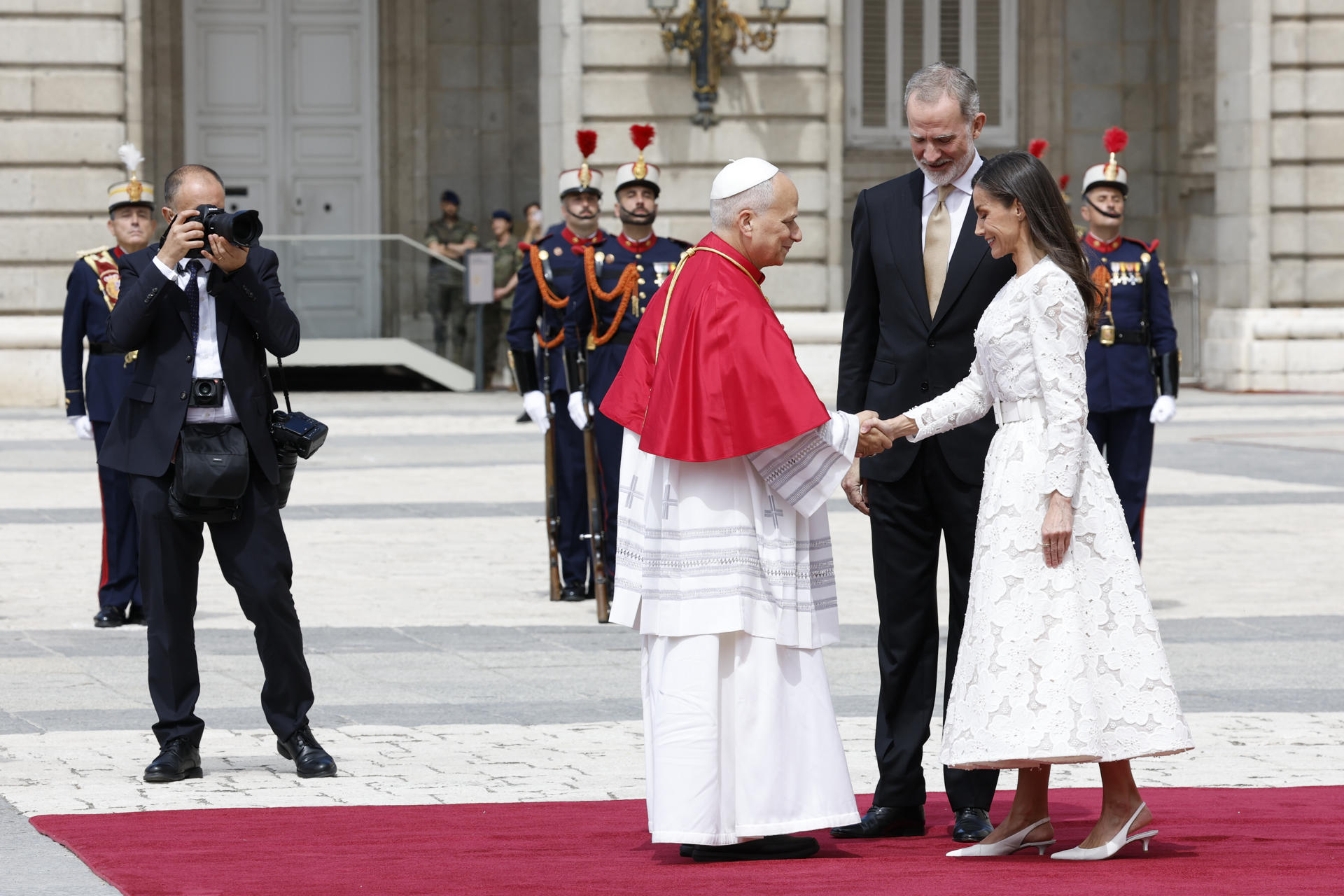 El papa León XIV es recibido por el rey Felipe IV y la reina Letizia en la Plaza de la Armería del Palacio Real, donde tiene lugar la ceremonia de bienvenida al sumo pontífice que inicia este sábado en la capital un viaje de seis días a España. EFE/Chema Moya
